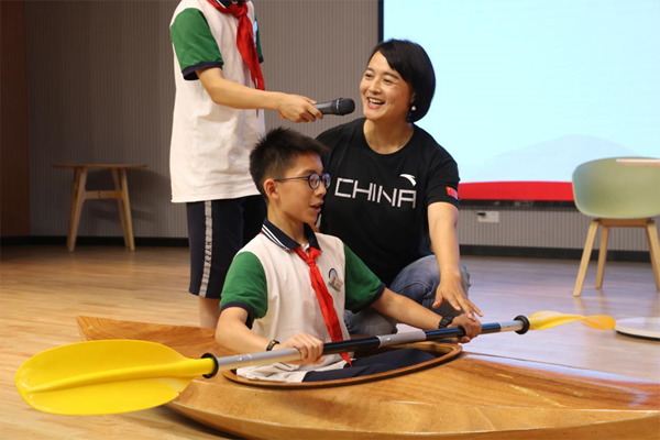 Canoeing world champion inspires Hangzhou middle school students