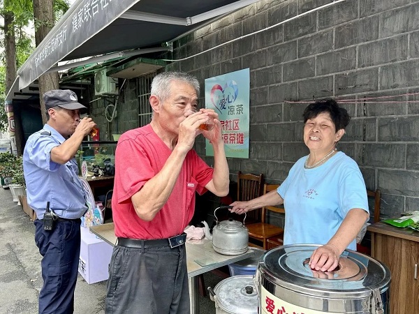 Volunteer herbal tea stall helps people cool down amid summer heat in Shangcheng