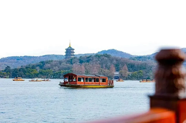 Tourists enjoy spring at West Lake scenic area in Hangzhou