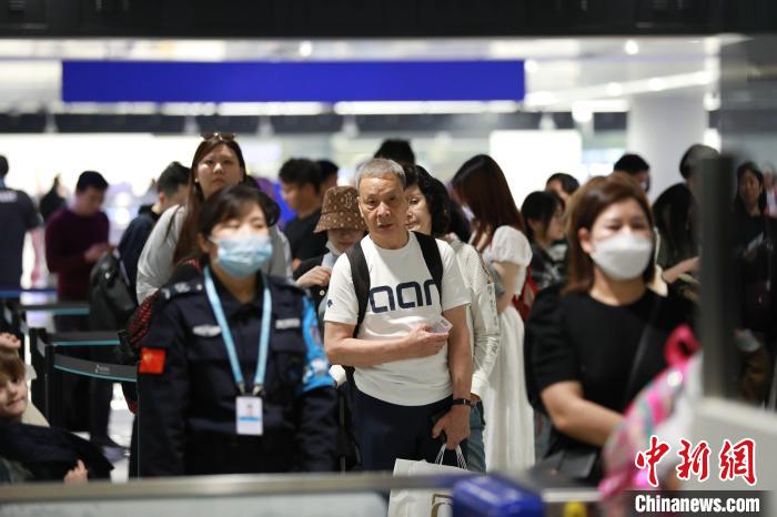 Hangzhou sees increase in inbound, outbound passengers during Qingming Holiday