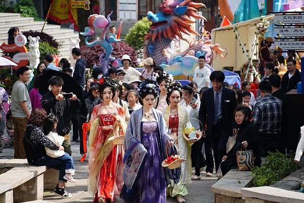 Folk fair in Zhejiang honors silkworms