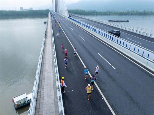 Fuyang's streets come alive with first ever half marathon