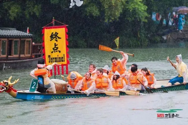 Foreigners enjoy dragon boat competition in Hangzhou