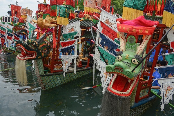 Folk custom: blessing dragon heads on boats