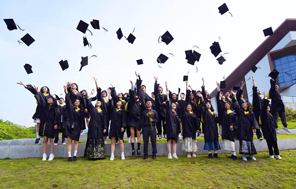 China chic dominates graduation ceremonies