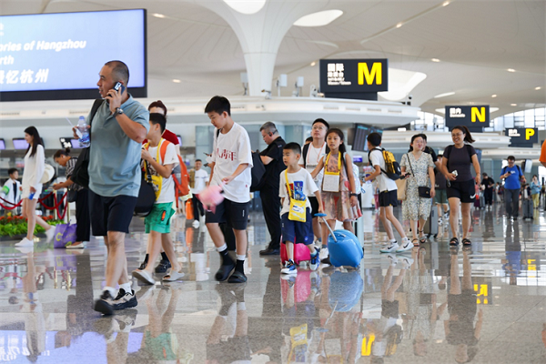 Hangzhou Intl Airport records daily passenger traffic