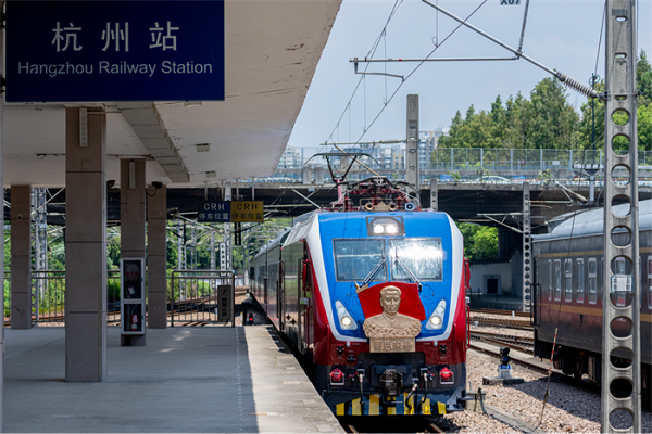 First 'Nanhu·1921' Red tourism train arrives in Hangzhou