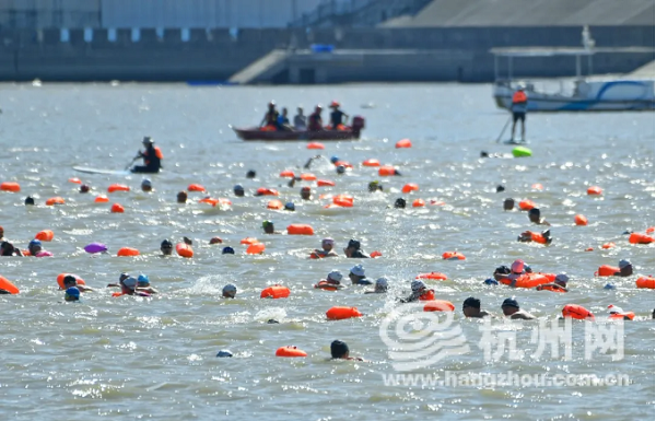 3,000 swimmers brave waters of Qiantang River