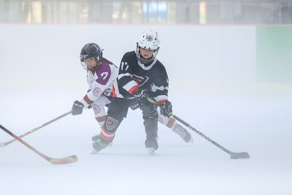 Hangzhou ice hockey event reaches record scale with nearly 300 young participants