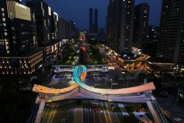 New ribbon-shaped pedestrian bridge opens in Binjiang