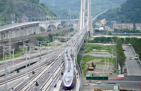 Experts celebrate as new high-speed rail opens in Zhejiang