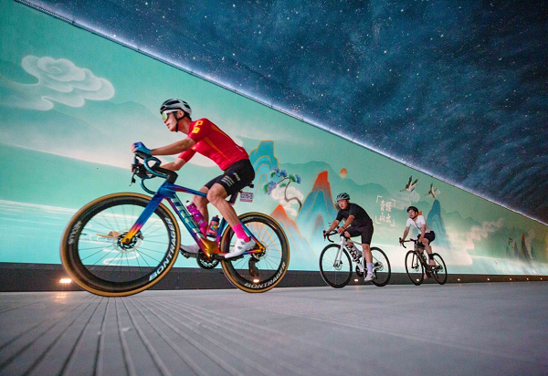 Qiandao Lake tunnel art museum attracts over 20,000 cyclists during national holiday