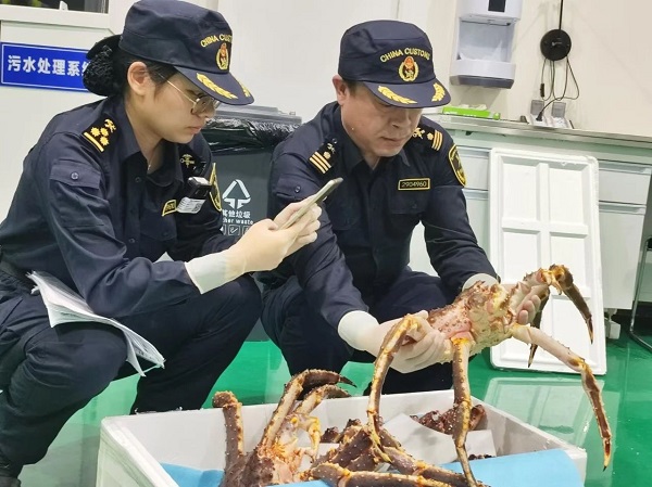 First shipment of king crabs arrives at Hangzhou airport