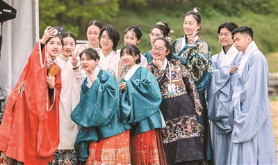 Gen Z's love of traditional Chinese costumes shows their cultural confidence