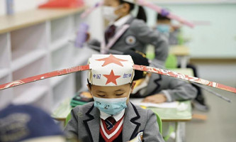 Hangzhou pupils wear special hats to keep distance