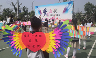 Hangzhou pupils wear meter-long wings to keep distance