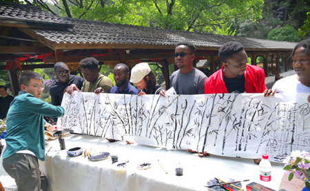 Intl students experience traditional culture in Hangzhou