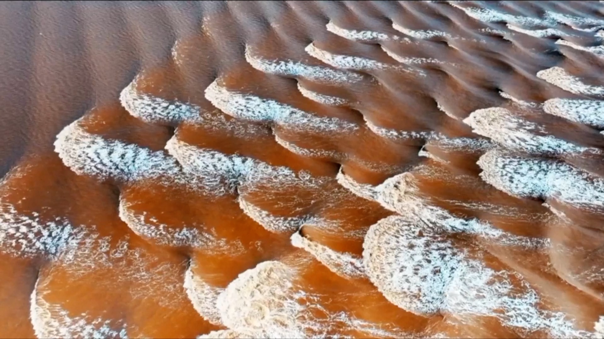 Spectacular scale-shaped tidal bores spotted on Qiantang River