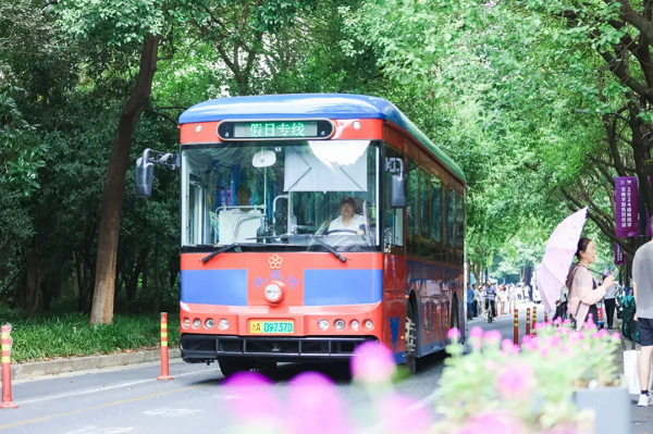 Chinese universities go the extra mile to welcome freshmen